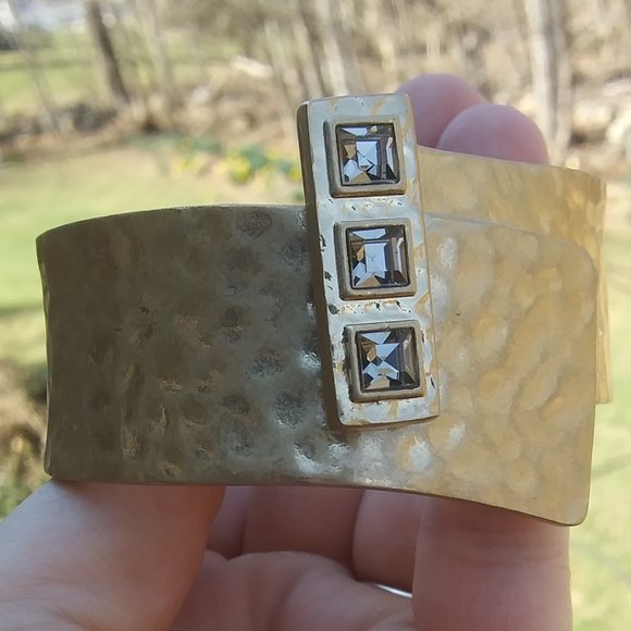Lia Sophia That’s a Wrap Cuff Bracelet Brutalist vibes Hammered gold tone metal - Picture 3 of 16
